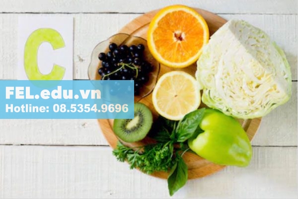 Vitamin C còn giúp tái tạo collagen, chuyển hóa folate và sắt